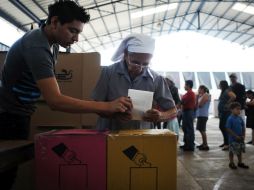 Los votantes que continuaban en la fila al momento del cierre podrán sufragar conforme al Código Electoral. AFP  /