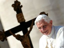 La gente ofrece regalos de forma espontánea para el representante de San Pedro. ARCHIVO  /