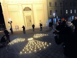 En Budapest, activistas ligados a Greenpeace realizaron una ceremonia a un año del desastre de Japón. AFP  /