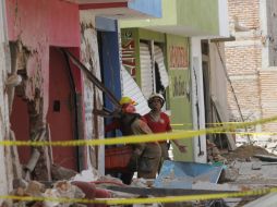 Elementos del cuerpo de Bomberos de Tonalá y paramédicos llegaron inmediatamente a prestar sus servicios.  /