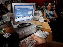 Cubanos en una reunión de redes sociales. Cuba está en la lista de 'enemigos de internet'. ARCHIVO  /