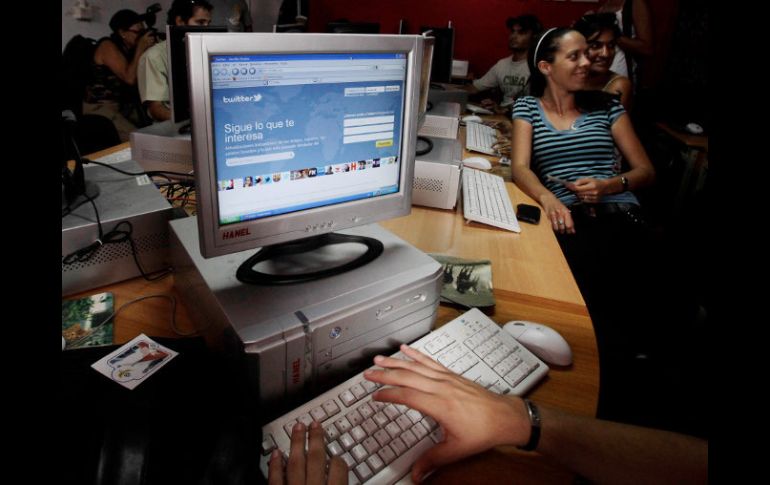 Cubanos en una reunión de redes sociales. Cuba está en la lista de 'enemigos de internet'. ARCHIVO  /