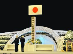 El emperador Akihito (d) y la emperatriz Michiko, conmemoran el primer aniversario del catastrófico fenómeno.  /