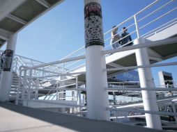 Guillermo Sandoval Madrigal, investigador del CUAAD anota que los letreros publicitarios en puentes peatonales afectan la seguridad.  /