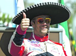 El conductor francés se colocó un sombrero charro en la ceremonia de premiación para festejar su triunfo. AFP  /