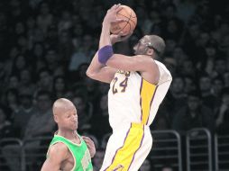 Kobe Bryant (24) dispara a la canasta ante la marcación de Ray Allen. AFP  /