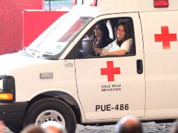 La presidenta del DIF Nacional, Margarita Zavala, manejó una de las 136 ambulancias que se entregaron  a la Cruz Roja. NOTIMEX  /