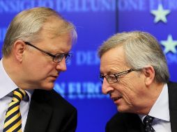 Jean-Claude Juncker (d), habla con el comisionado europeo de asuntos monetarios, Olli Rehn (i). EFE  /