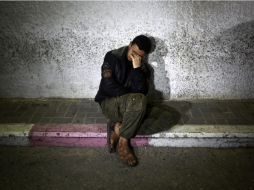 Un palestino llora por la muerte de otros dos militantes islámicos hoy, en Gaza. EFE  /