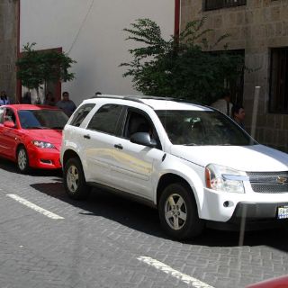 Gobierno gasta mil 800 MDP en autos