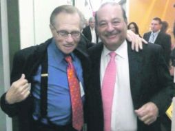 Carlos Slim (derecha) posa junto al periodista Larry King. ESPECIAL  /