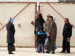 Desplazados gesticulan mintras entran a un campo de refugiados en la frontera de siria. AFP  /