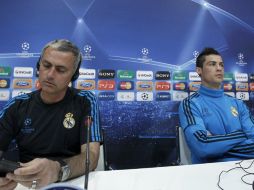 El técnico portugués (i) y el delantero durante la rueda de prensa que ofrecieron hoy tras el entrenamiento del Real Madrid. EFE  /