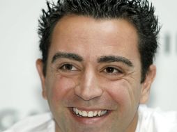 Xavi espera, quiere y desea que Guardiola renueve su contrato con el Barça. EFE  /