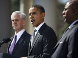 'Tenemos el corazón roto por la pérdida de vidas inocentes. Esto no es lo que somos como país', dice Obama (centro). EFE  /