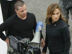 Jennifer López habla con su novio, Casper Smart mientras se filma el videoclip. EFE  /
