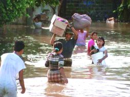 La Oficina Nacional de Emergencia entregó elementos de ayuda, como tombombas para sacar agua y alimentos. NOTIMEX  /