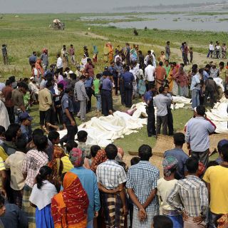Van 31 muertos por naufragio en Bangladesh