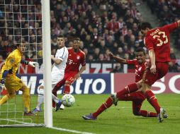 Mario Gómez, (der.) anota uno de sus cuatro goles durante el partido. REUTERS  /