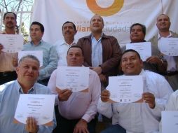 Enrique Alfaro con algunos de los candidatos a alcaldías que muestran sus constancias. ESPECIAL  /