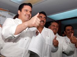 Aristóteles Sandoval recibió la constancia por parte del IEPC.  /