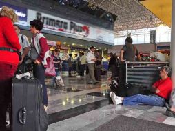 Pasajeros esperan en la central de Morelia tras la suspensión del servicio. EL UNIVERSAL  /