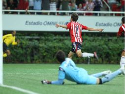 Carlos Fierro celebra su primer gol en torneos oficiales con el Guadalajara.  /