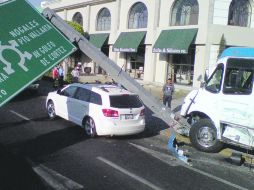 En el choque múltiple, el midibús derribó un señalamiento vial y el poste cayó sobre una camioneta blanca  /