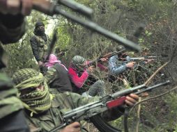 Hombres del rebelde Ejército de Siria Libre se reúnen en una zona montañosa de la conflictiva provincia Idlib, en el Noroeste. AFP  /