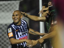 Humberto Suazo recibe la felicitación de Walter Ayoví tras marcar uno de los goles, ayer en el Tecnológico.  /