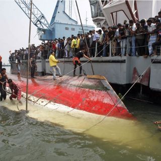 Suman 112 cadáveres recuperados del naufragio en Bangladesh