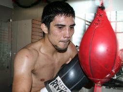 El boxeador de 26 años, les enseñará a los suyos el trofeo que por años anheló alcanzar. ESPECIAL  /