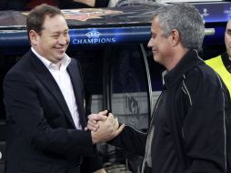 El entrenador del Real Madrid, el portugués José Mourinho (derecha), saluda al técnico del CSKA de Moscú, Leonid Slutsk. EFE  /
