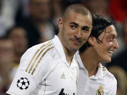 Karim Benzemá y Mezut Özil celebran el tercer gol de los merengues en el partido. REUTERS  /