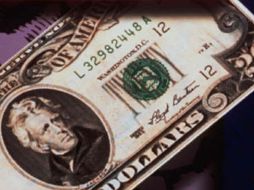 En el cierre de ayer, el billete verde se vendió en 12.83 pesos. ARCHIVO  /