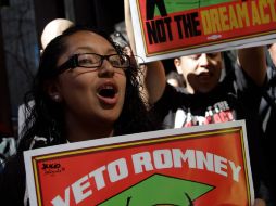 La estudiante peruana Lucy Allaín, quien anteriormente enfrentó a Romney, también participó en la protesta. EFE  /