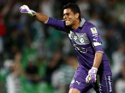 Oswaldo Sánchez, portero de Santos Laguna, celebra el pase a semifinales del torneo. MEXSPORT  /