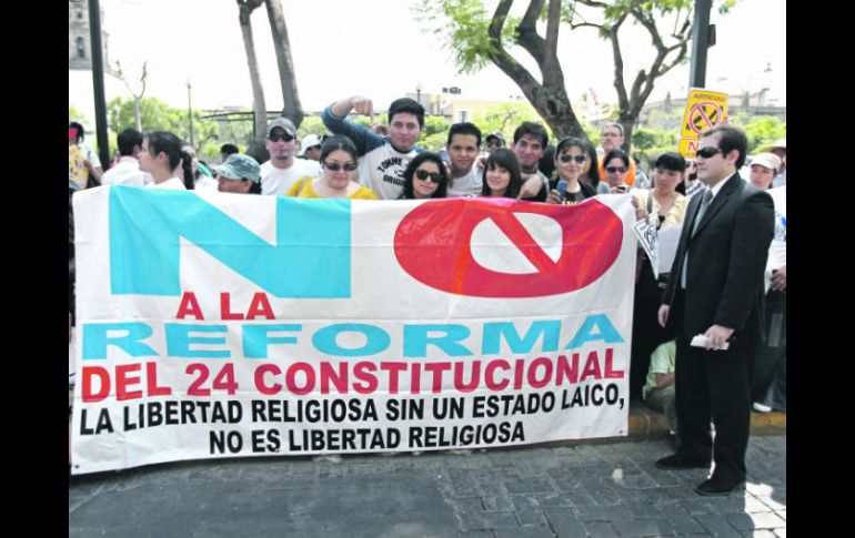 Tapatíos protestan frente al Congreso estatal contra las modificaciones a los artículos 24 y 40 aprobadas en comisiones del Senado.  /