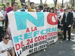 Varias decenas de personas marcharon al Centro de Guadalajara para protestar en contra de la reforma al artículo 24 de la Constitución.  /