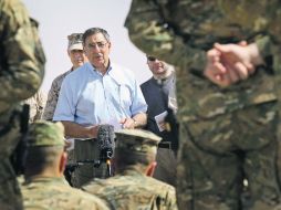 Leon Panetta durante el diálogo que sostuvo con las tropas asentadas en Camp Leatherneck. AP  /