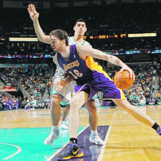 Ayón y los Hornets caen ante Lakers en tiempo extra