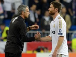 Mourinho (i) habla con Alonso, en el partido del Real Madrid ante el CSKA Moscú. REUTERS  /
