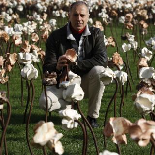 Flores de arcilla llenan el patio de Somerset House