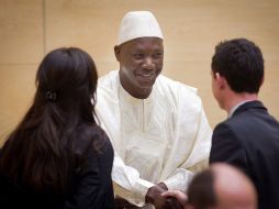 El ex líder rebelde congolés Thomas Lubanga (c) saluda a sus abogados durante su juicio. EFE  /