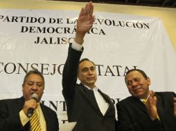Fernando Garza (C) durante su toma de protesta como abanderado del PRD en Jalisco para la gubernatura.  /