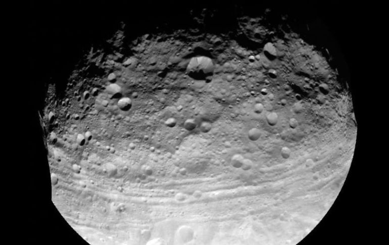 Bautizada como 2012 DA14, esta roca pasará más cerca que muchos satélites comerciales.  ARCHIVO  /