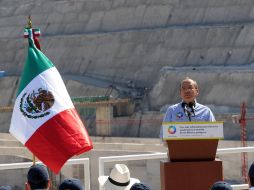 En el spot citado, Calderón Hinojosa supervisa la construcción de la presa La Yesca. ARCHIVO  /