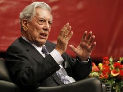 La presencia de Vargas Llosa en el homenaje a Edwards no es casual: a ambos los une una estrecha amistad de más de 50 años. ARCHIVO  /