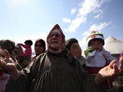 Refugiados sirios gritan durante una protesta contra el presidente Bashar al Asad en un campo de refugiados de Turquía. EFE  /