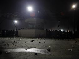 La cárcel de Apodaca, dos días después de lo ocurrido. Familiares de reos arrojaron piedras desde fuera del penal. ARCHIVO  /